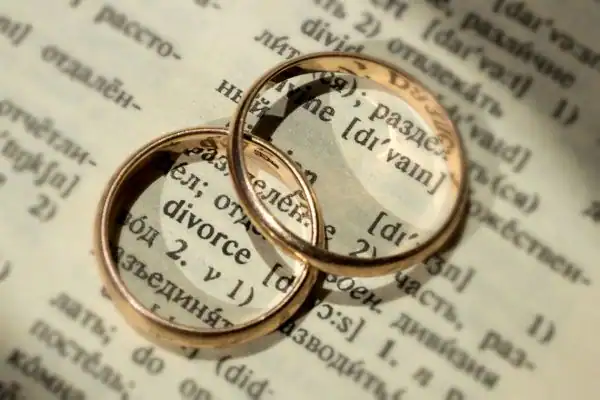 Image of rings removed before divorce mediation Staveley